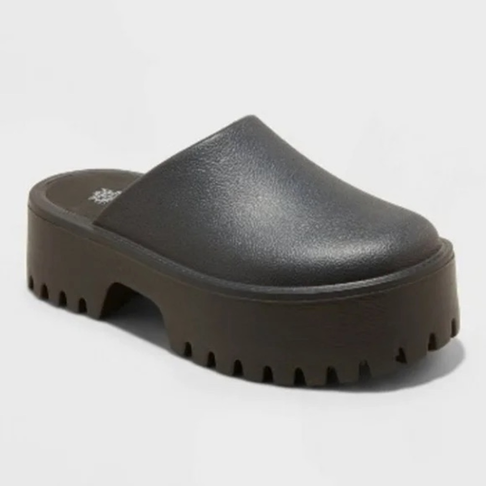 Wild fable black clogs!